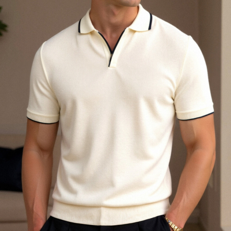 Zbliżenie na górną część sylwetki modela w kremowej koszulce polo.