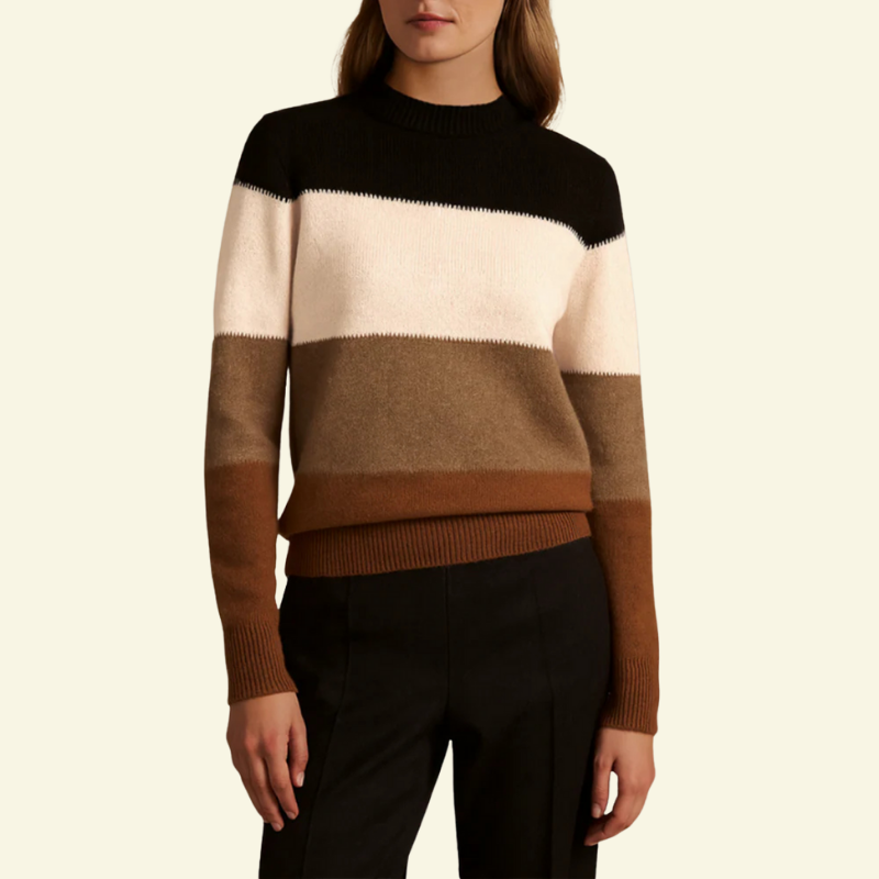 Sweter color-block z półgolfem w czerni, kremie, pudrowym różu i ciepłym brązie; miękka gruba dzianina.