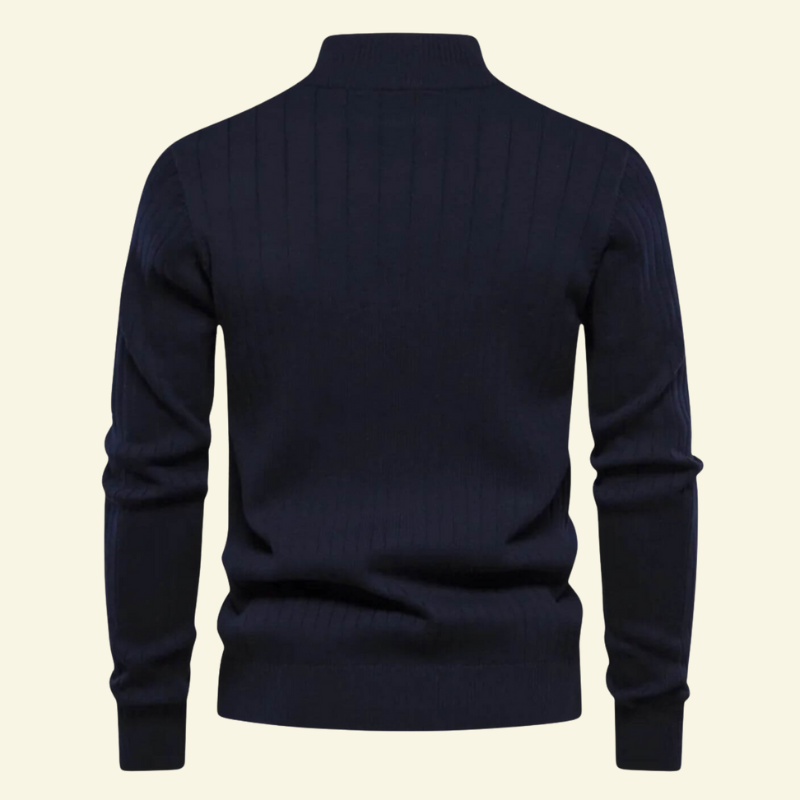 Granatowy męski sweter z półgolfem i zamkiem, ujęcie od tyłu.