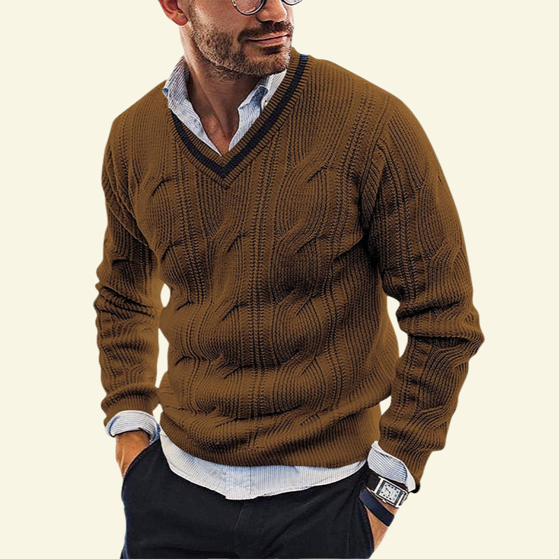 Model w brązie kasztanowym swetrze w serek; ciepły ton i wyrazista faktura splotu.