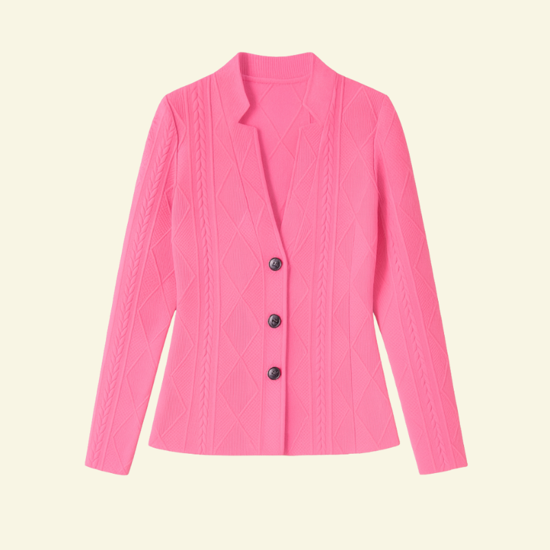 Głęboko różowa marynarka damska o teksturowanej powierzchni i trzyguzikowym zapięciu, ułożona na jasnym tle.