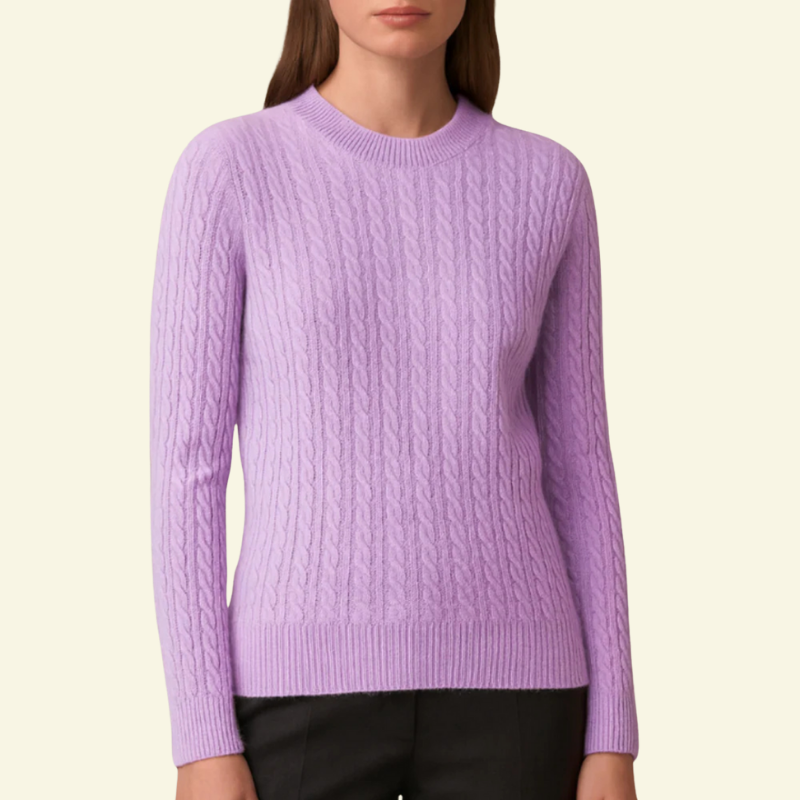 Modelka w lawendowym swetrze o warkoczowym splocie; naturalne światło, klasyczna długość i dopasowanie.