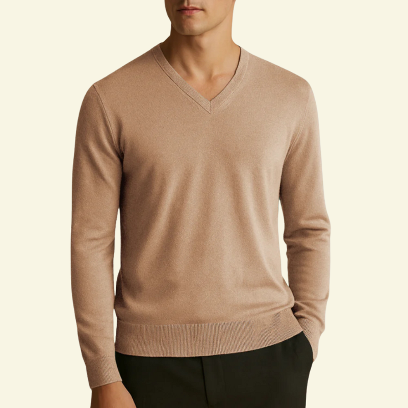 Piaskowy sweter męski z wełny, z dekoltem w serek — ciepło, klasa i ponadczasowy styl — Lubomirske