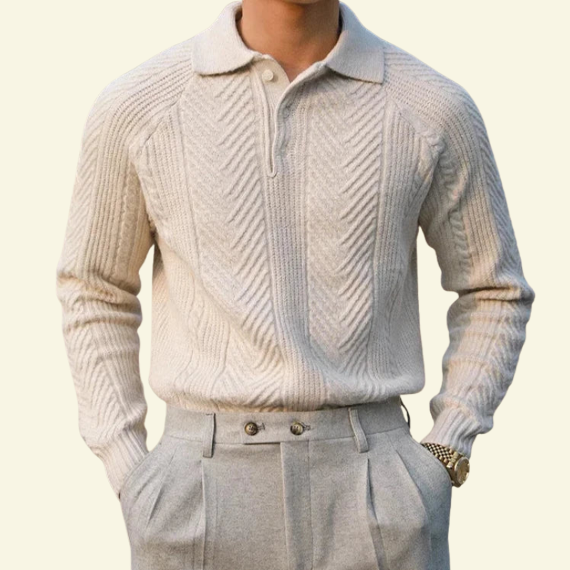Mężczyzna w beżowym swetrze polo z dzianiny o warkoczowym splocie, styl smart casual — Lubomirske