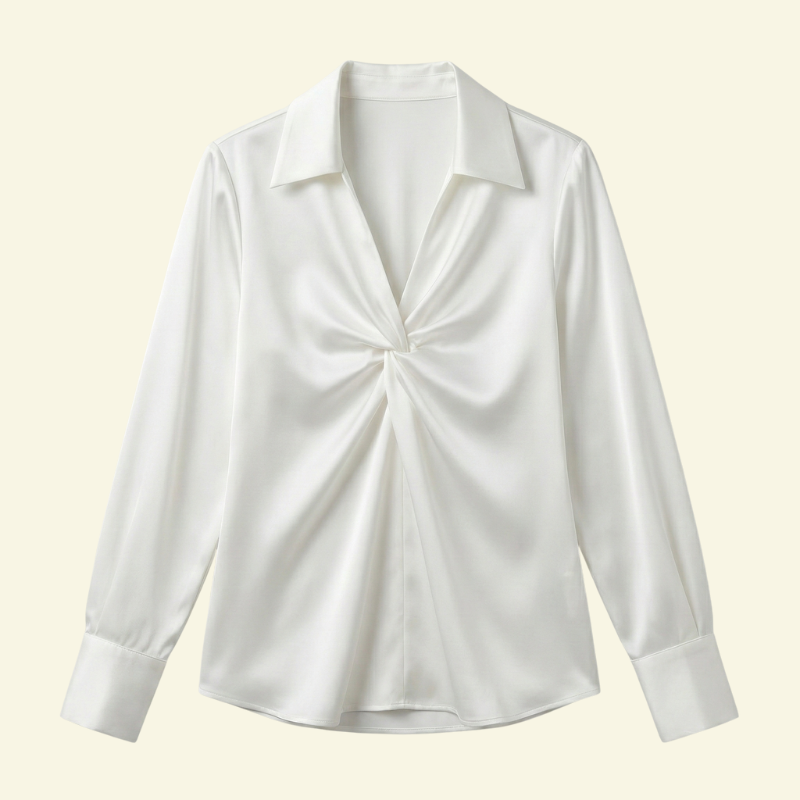 Biała elegancka bluzka z lekkim połyskiem, pojedynczym skręceniem materiału z przodu i kołnierzem typu open-collar, pokazana na jasnym tle.