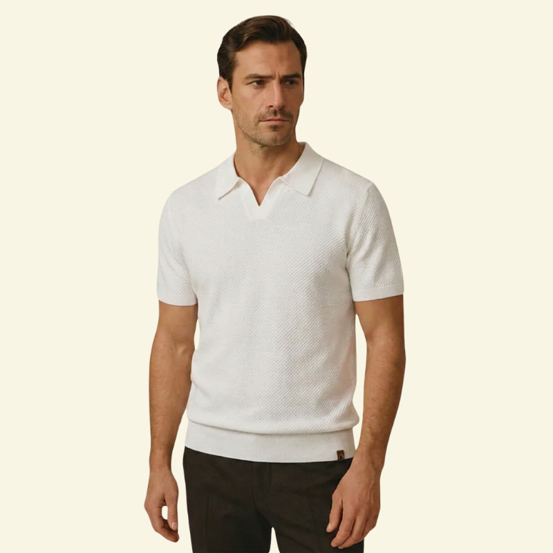 Model w białej koszulce polo, ujęcie od przodu na jasnym tle.