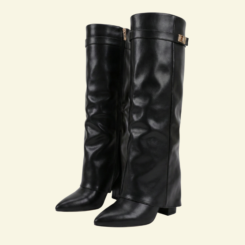 Czarne kozaki damskie do kolana na stabilnym koturnie, wykonane ze skóry ekologicznej o gładkim, lekko połyskującym wykończeniu, spiczasty nosek, jednolita forma