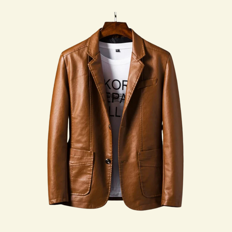 Męska skórzana marynarka w kolorze brązowym, ujęcie frontalne. Lekko połyskująca faktura skóry, klasyczne klapy i minimalistyczny, elegancki krój.