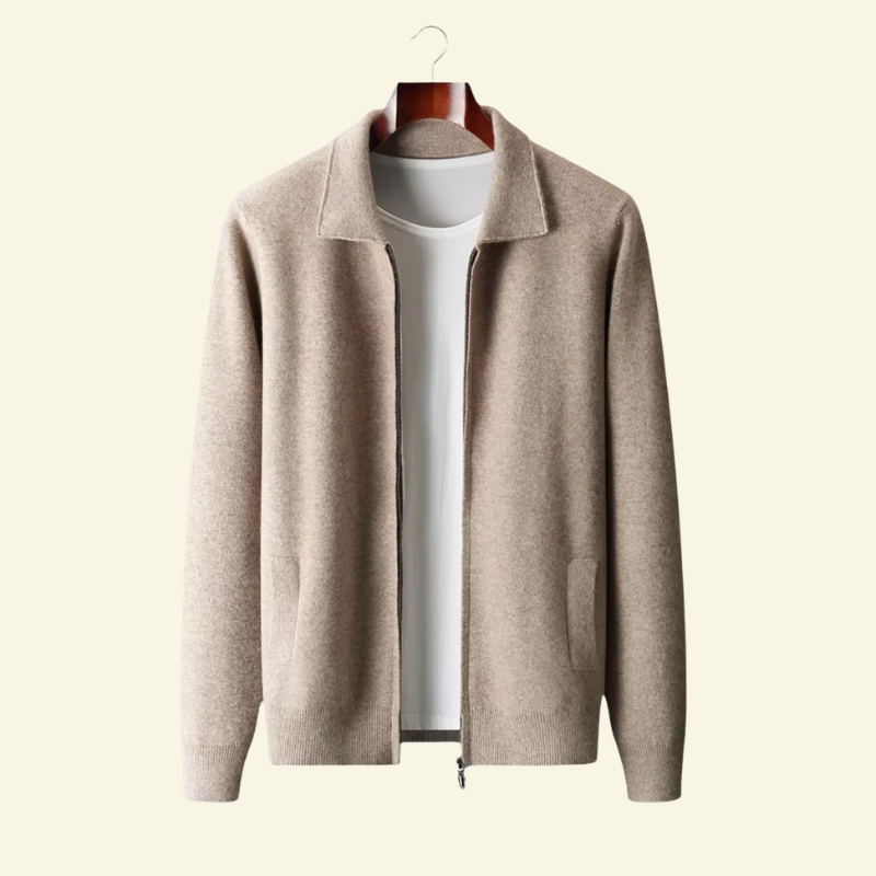 Beżowy Kardigan męski z czystej wełny z kołnierzem koszulowym i zamkiem błyskawicznym, ułożony na jasnym tle — Lubomirske