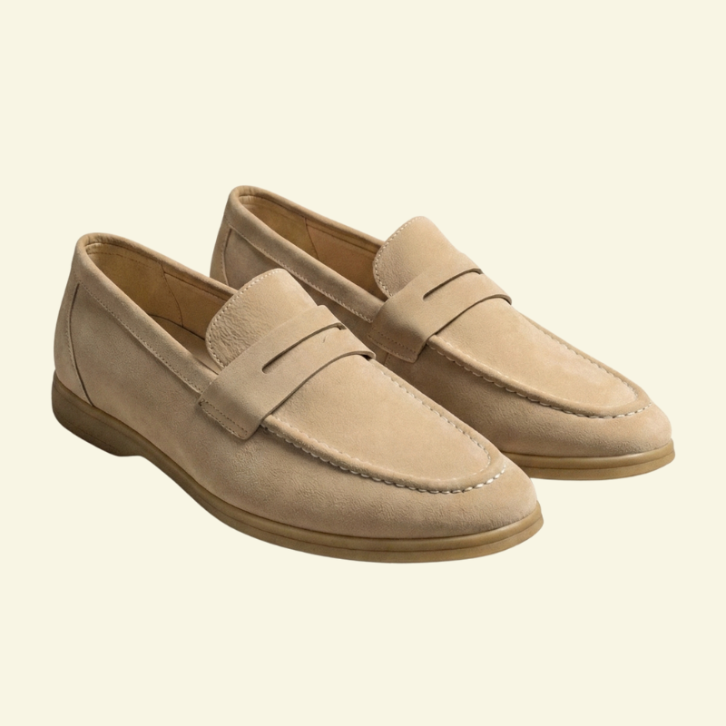 Beżowe męskie mokasyny z zamszowym wykończeniem, klasyczna wsuwana forma, płaska podeszwa