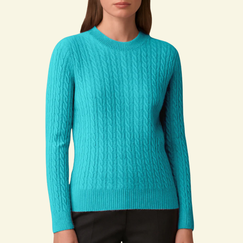 Modelka w turkusowym swetrze; widoczny wyrazisty splot i klasyczne dopasowanie.