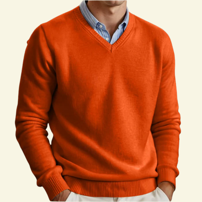 Ceglano-pomarańczowy męski sweter w serek, o gładkiej fakturze i klasycznym kroju, akcent w jesiennej palecie — Lubomirske