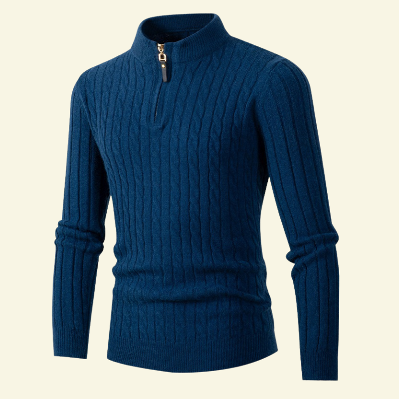 Męski granatowy sweter rozpinany z półgolfem, o grubym warkoczowym splocie i wyraźnie widocznym metalowym zamku. Ujęcie produktowe na jasnym tle.