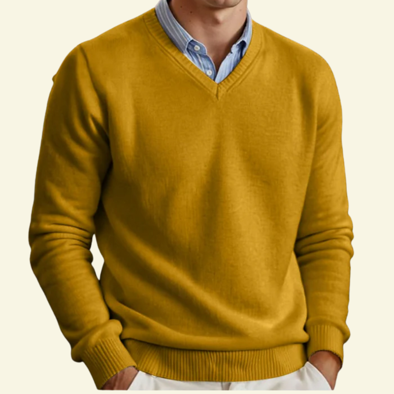 Ciemnożółty męski sweter w serek, z miękkiej tkaniny o subtelnym połysku, idealny do chinosów lub marynarki — Lubomirske