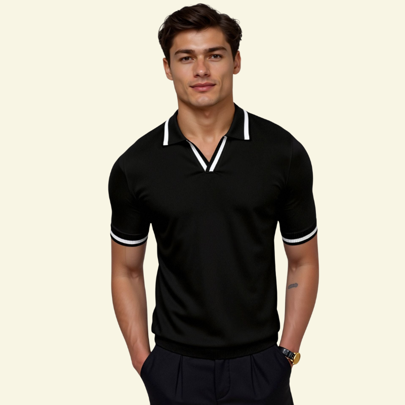 Model w czarnej koszulce polo, ujęcie od przodu na jasnym tle.