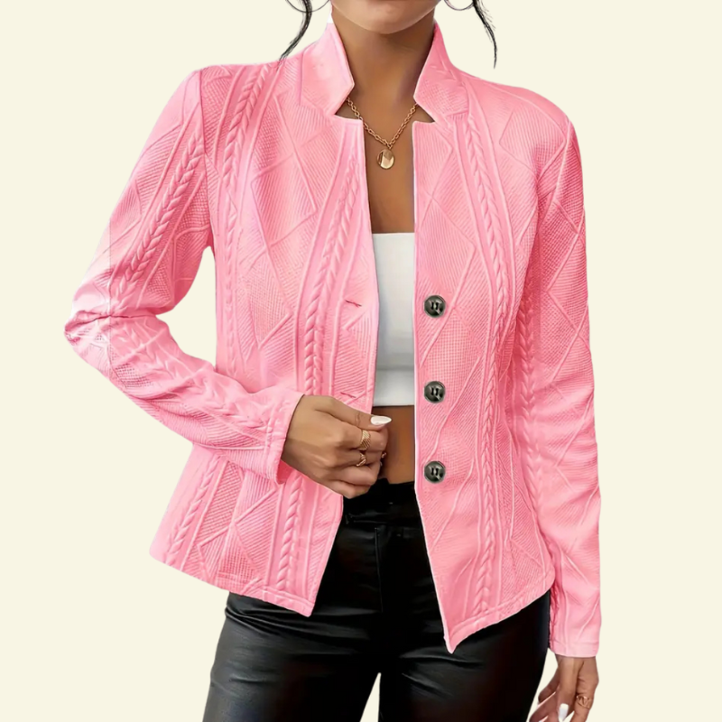 Modelka w jasnoróżowej teksturowanej marynarce, ujęcie od przodu.