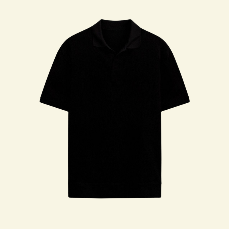 Czarna koszulka polo przedstawiona na płasko.