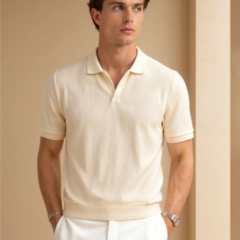 Model w kremowej koszulce polo, ujęcie od przodu na beżowym tle.