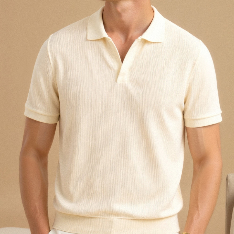 Model w kremowej koszulce polo, ujęcie od przodu z obciętą górą głowy.