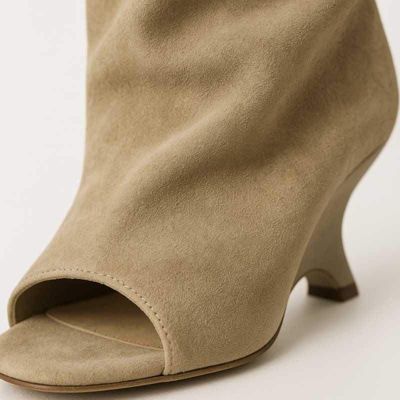 Zbliżenie na odkryte palce i fakturę beżowej mikrofibry; widoczne wyprofilowanie koturnu.