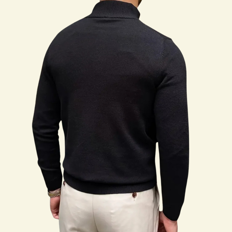 Model od tyłu w czarnym swetrze z półgolfem i zamkiem — jednolita, gładka powierzchnia dzianiny.