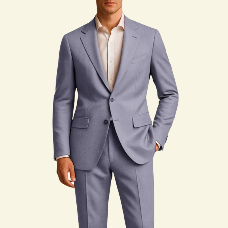 Garnitur w kolorze srebrnym ułożony na płasko: marynarka i spodnie obok siebie.