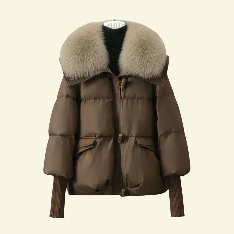 Brązowa krótka kurtka puchowa z jasnym futrzanym kołnierzem, ujęcie od przodu.