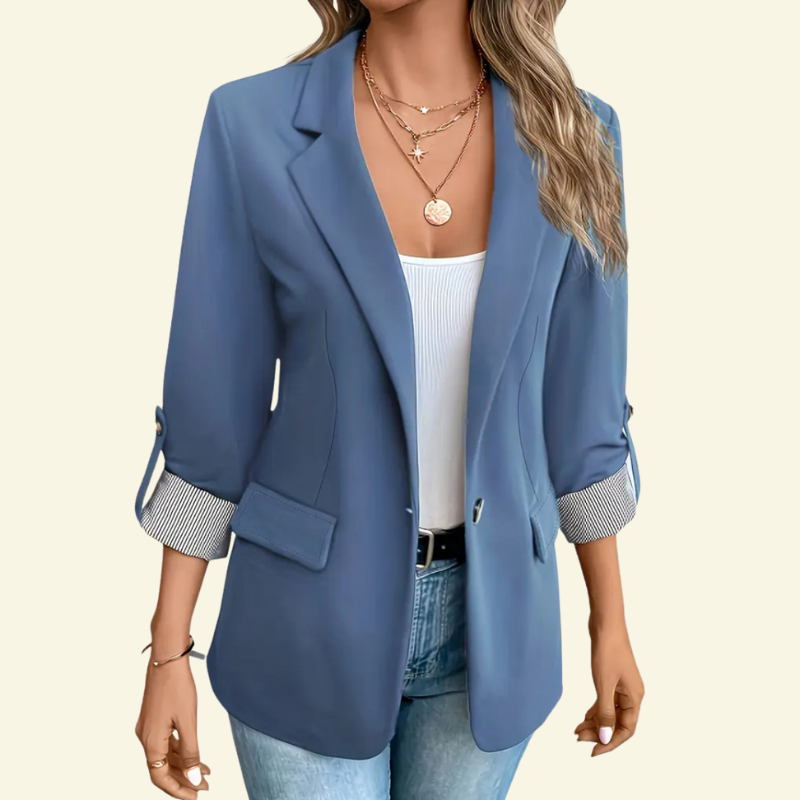 Modelka w niebieskiej marynarce z podwiniętymi rękawami, ujęcie od przodu.