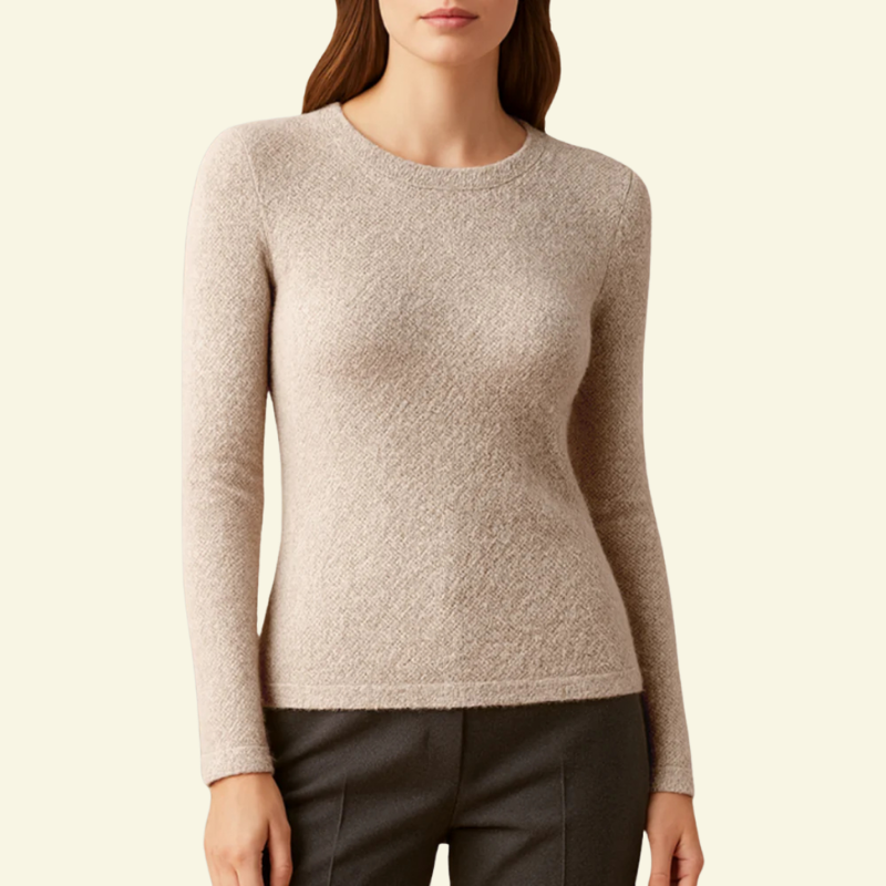 Modelka w kremowym swetrze slim-fit, ujęcie od przodu; delikatnie przylegający krój i subtelna tekstura dzianiny.