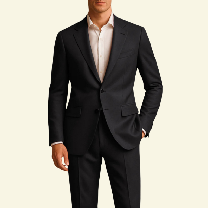 Model w czarnym garniturze, ujęcie od przodu.