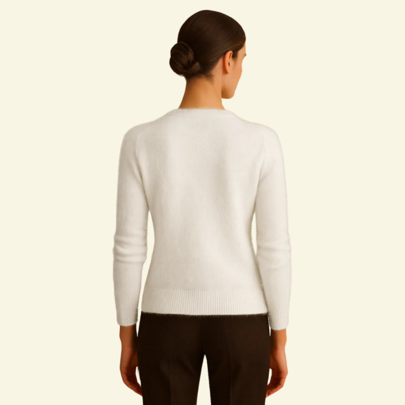 Biały sweter o mohairowej fakturze w ujęciu od tyłu — gładkie wykończenie i dopasowany krój podkreślający linię pleców.