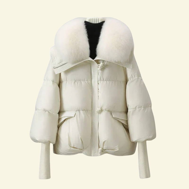 Biała krótka kurtka puchowa z jasnym futrzanym kołnierzem, ujęcie od przodu.