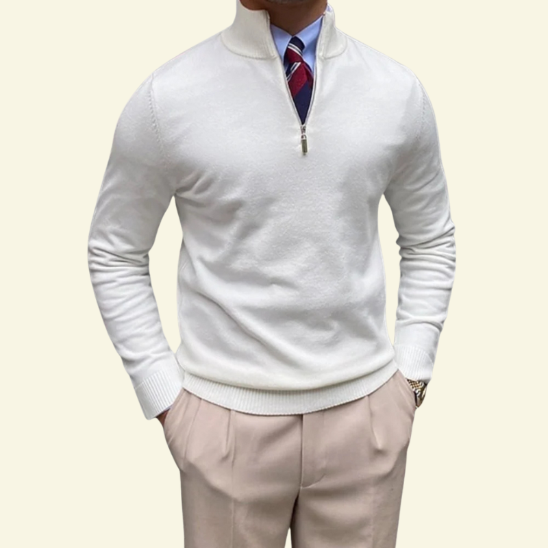 Model w białym swetrze rozpinanym z półgolfem, czysta faktura i elegancki charakter.