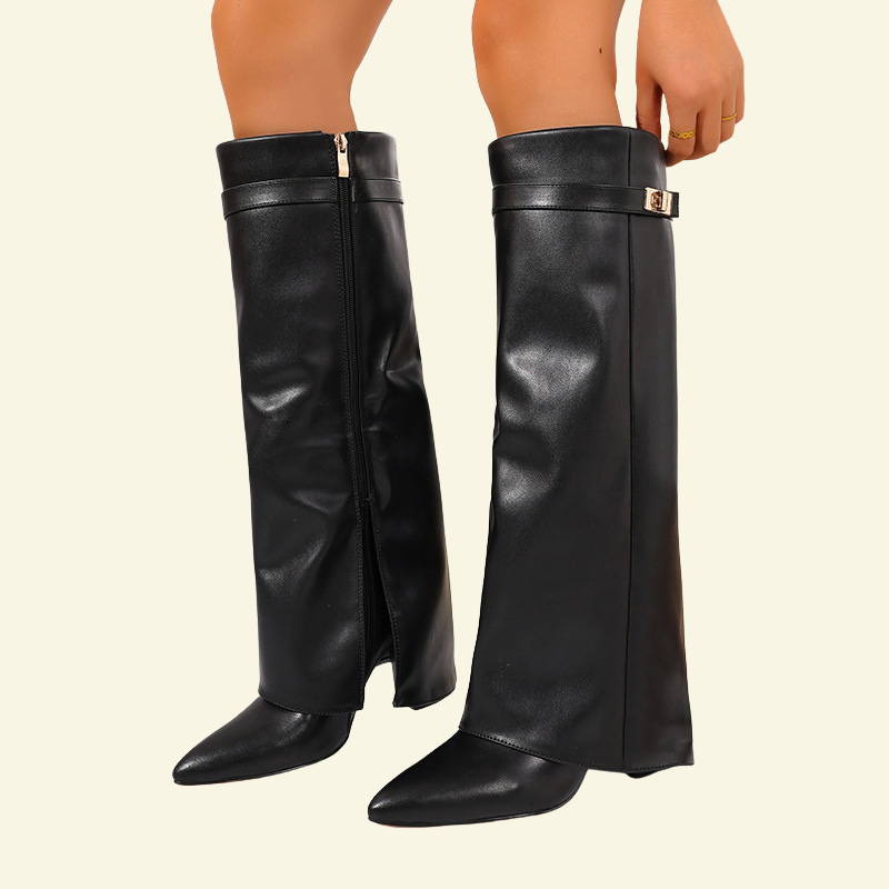 Czarne kozaki do kolana na koturnie noszone na modelce, gładka skóra ekologiczna, smukła linia cholewki, elegancki charakter