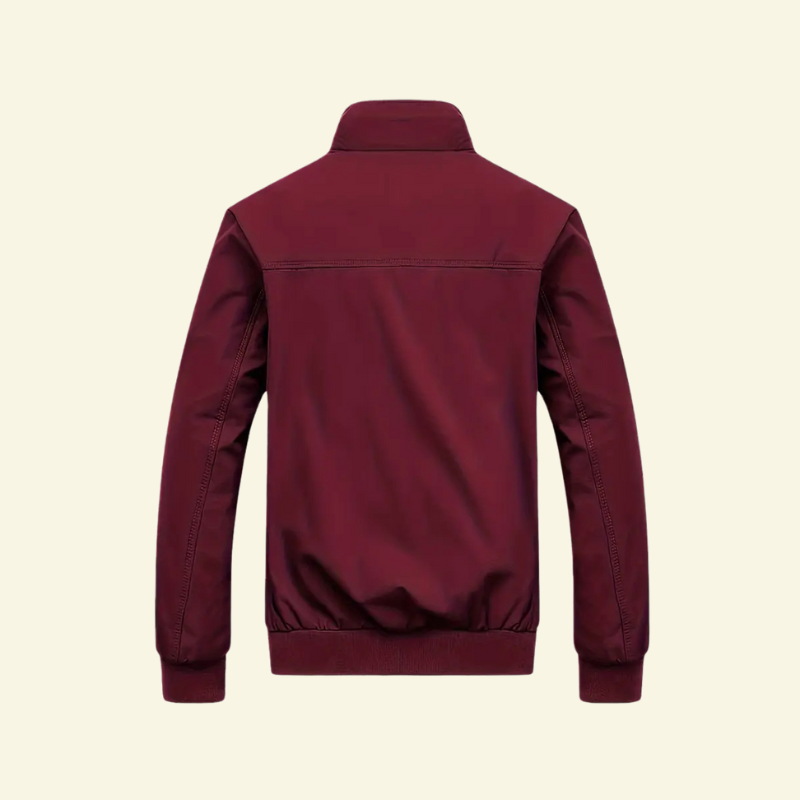 Tylne ujęcie męskiej kurtki przejściowej w odcieniu winnej czerwieni, prezentujące prosty krój i lekkość materiału.