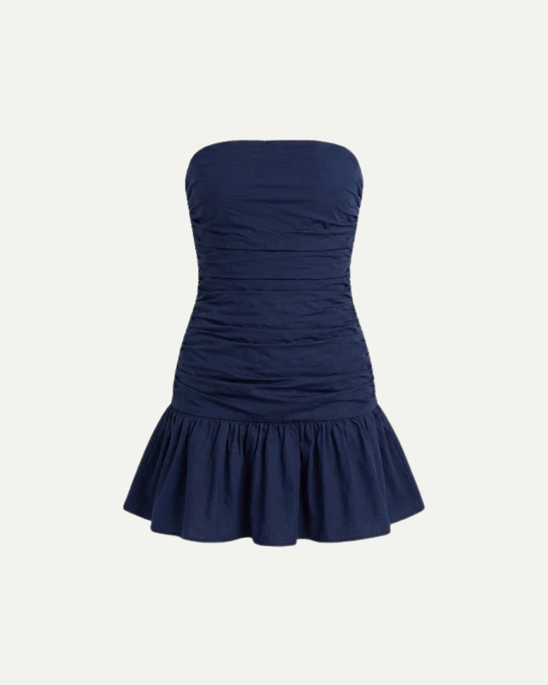 granatowa sukienka mini bez ramiączek z marszczeniem i falbaną – zdjęcie produktu na białym tle