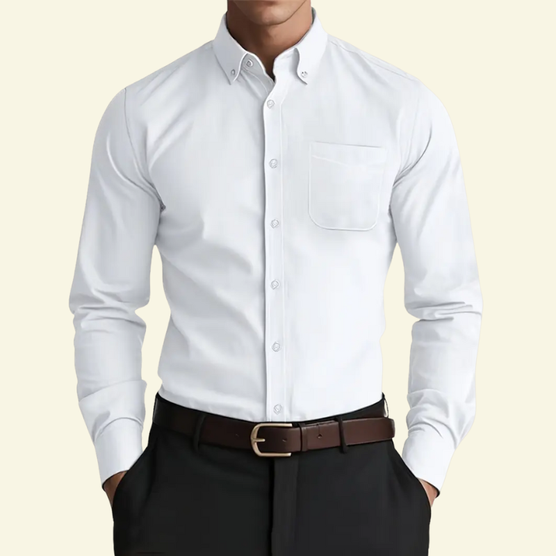 Model w białej koszuli Slim Fit z kołnierzykiem button-down — elegancka, dopasowana sylwetka idealna do pracy i formalnych okazji.