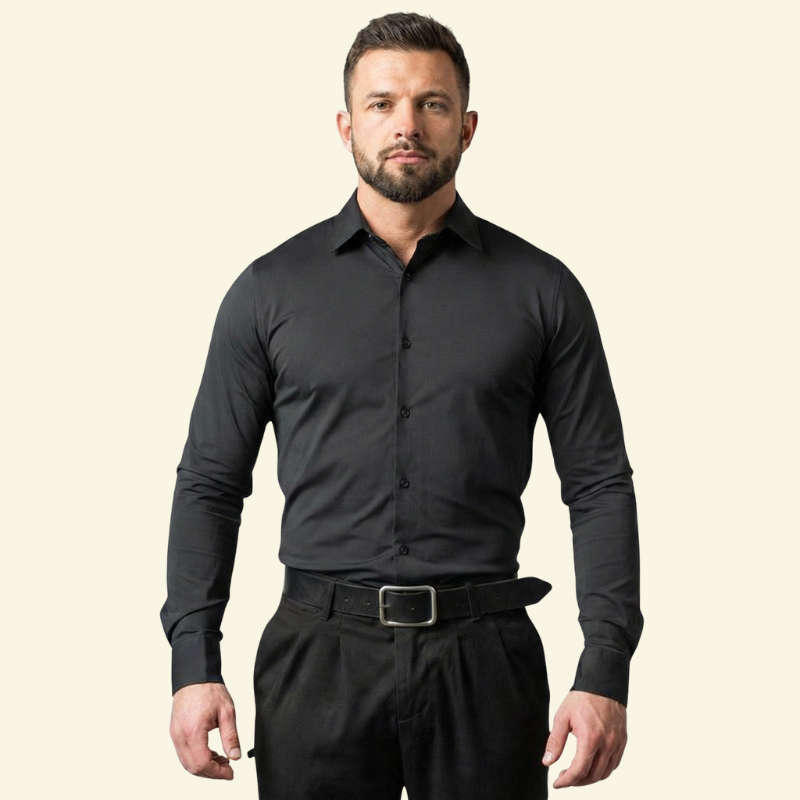 Model w czarnej koszuli Slim Fit, ujęcie od przodu na jasnym tle.