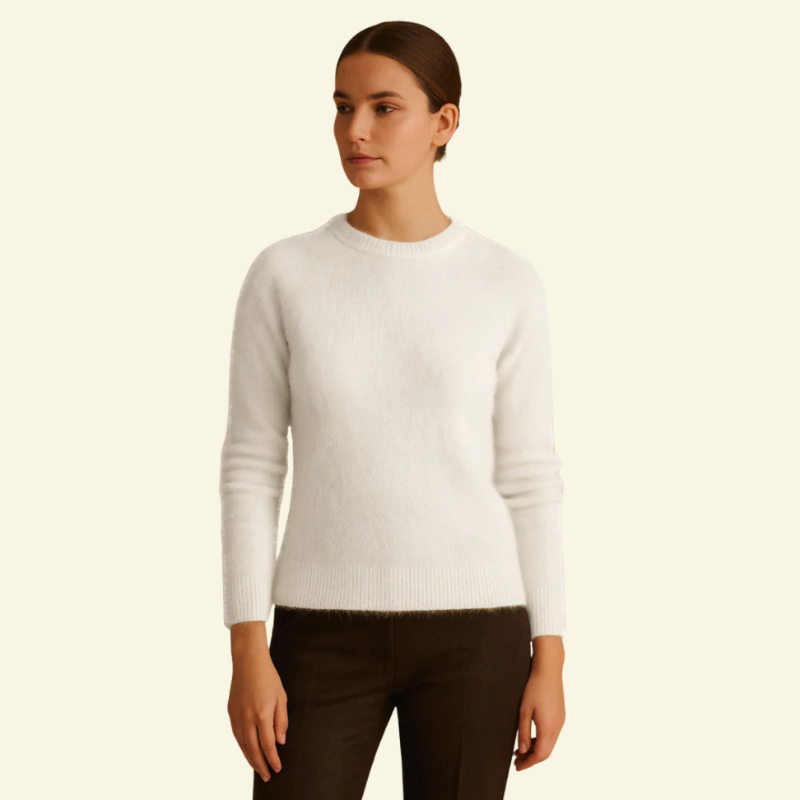 Biały mohairowy sweter w ujęciu bocznym ¾, delikatne włókna i lekko zwężana linia rękawów dla eleganckiego profilu.