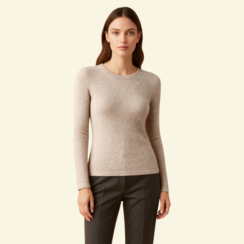 Drugie ujęcie modelki od przodu w kremowym swetrze; podkreślona linia talii, eleganckie wykończenie dekoltu.