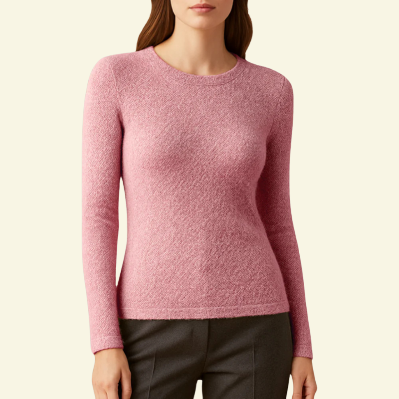 Modelka w różowym teksturowanym swetrze slim-fit; delikatna faktura i kobiecy pastelowy odcień.