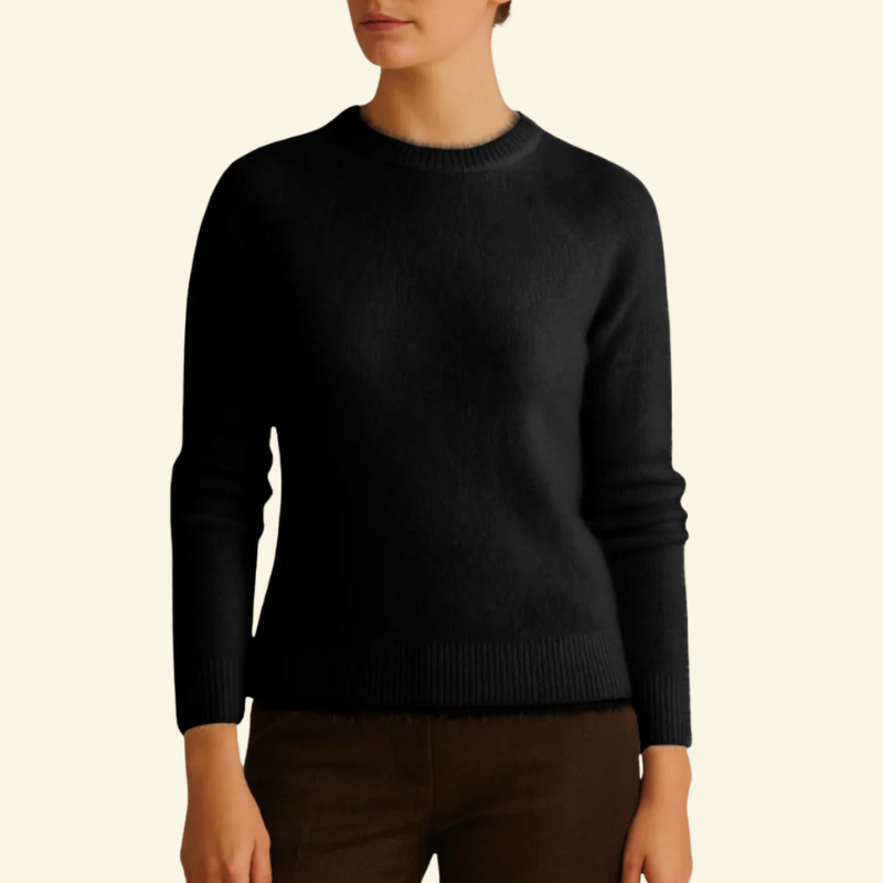 Czarny damski sweter z mohairową fakturą, elegancki i minimalistyczny, w dopasowanym klasycznym kroju.