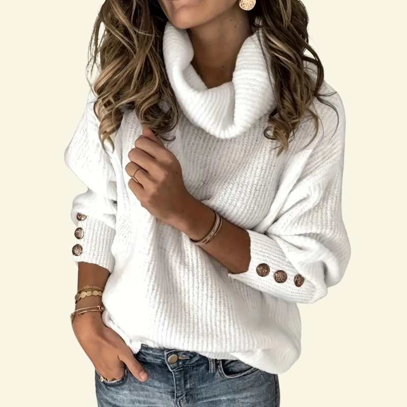 Biały sweter damski z kołnierzem cowl i dekoracyjnymi guzikami, prezentowany w ujęciu 3/4; miękki, ciepły i stylowy — Lubomirske