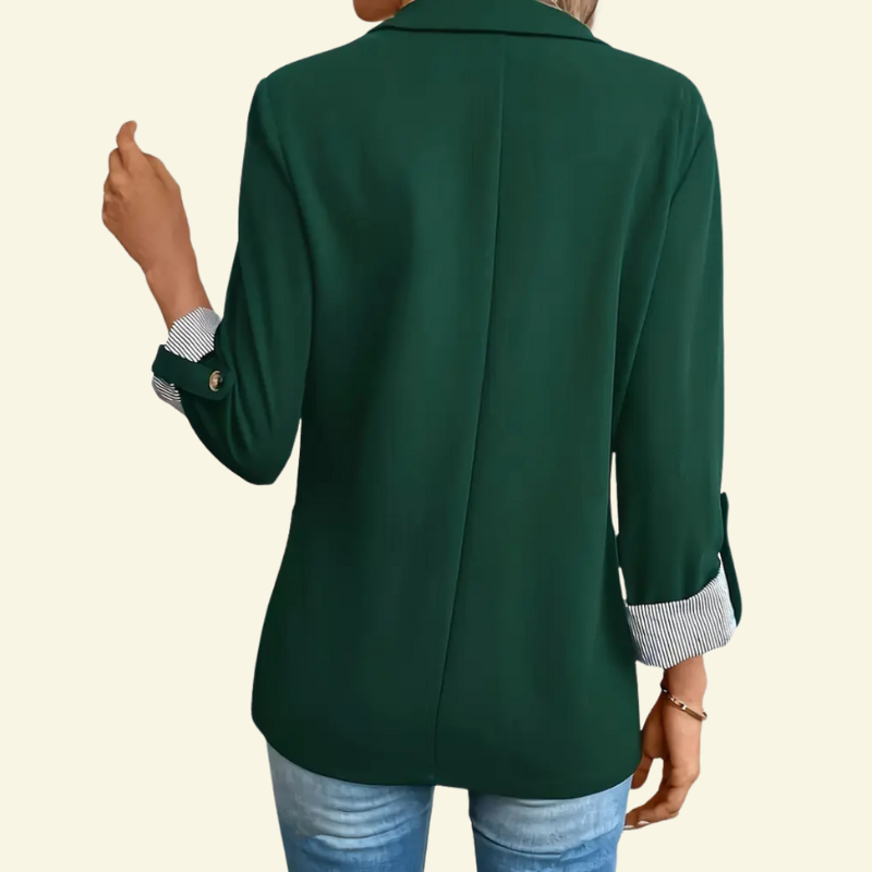 Tył zielonej marynarki widoczny na modelce, podwinięte rękawy.