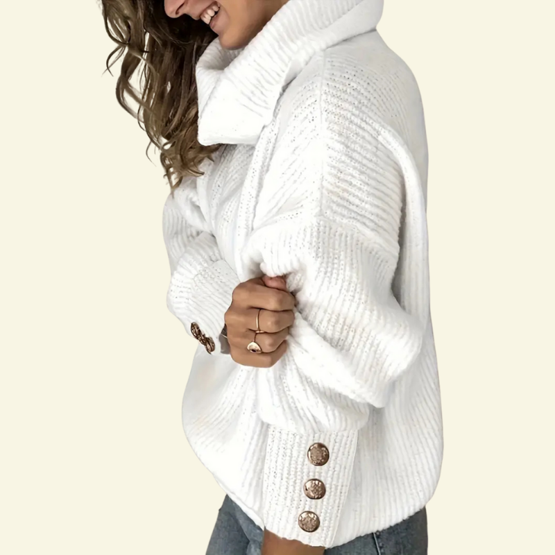 Biały golf damski z obszernym kołnierzem typu cowl, widok z boku ukazujący puszystą fakturę i eleganckie guziki na rękawie — Lubomirske