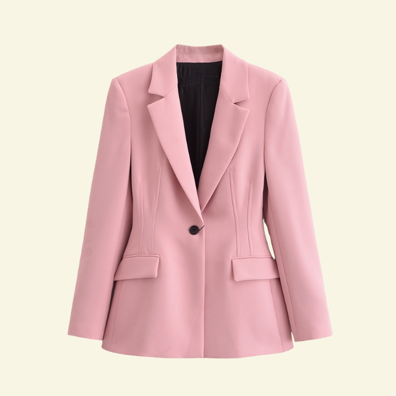 Różowa marynarka damska ułożona na jasnym tle, jednorzędowe zapięcie i klasyczne klapy.