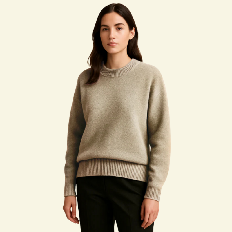 Modelka w piaskowym swetrze oversize, drugie ujęcie od przodu.