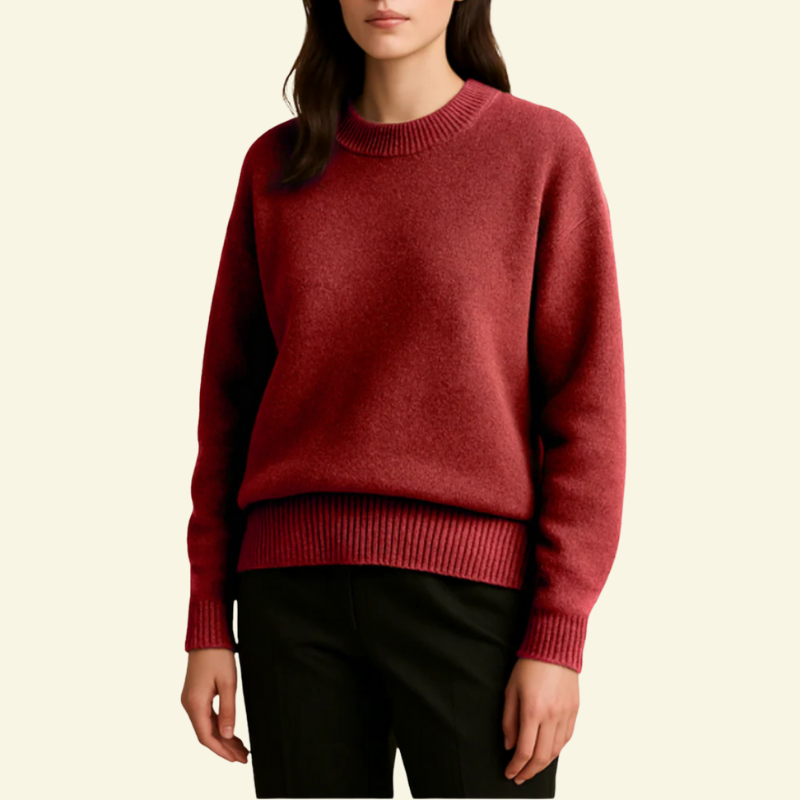 Modelka w swetrze oversize w kolorze winnej czerwieni, ujęcie od przodu.