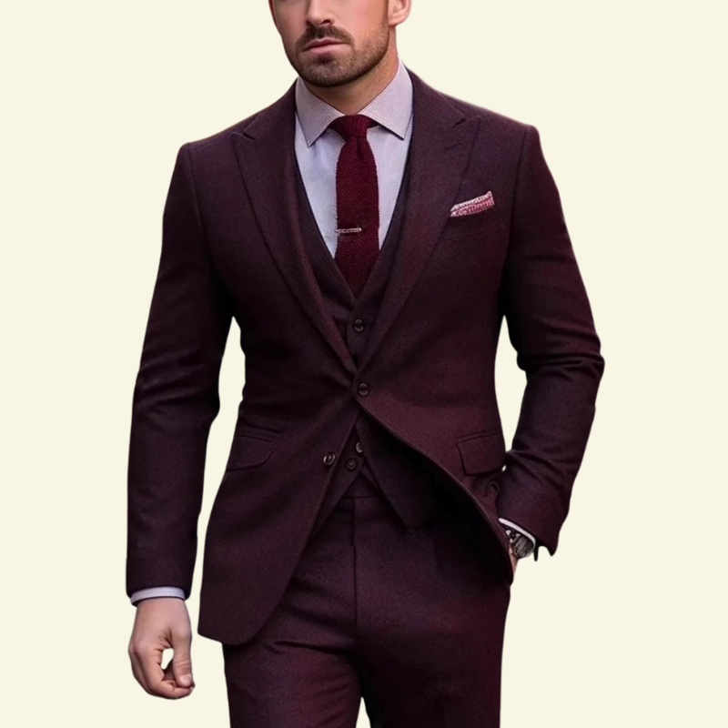 Model w bordowym garniturze, ujęcie od przodu.