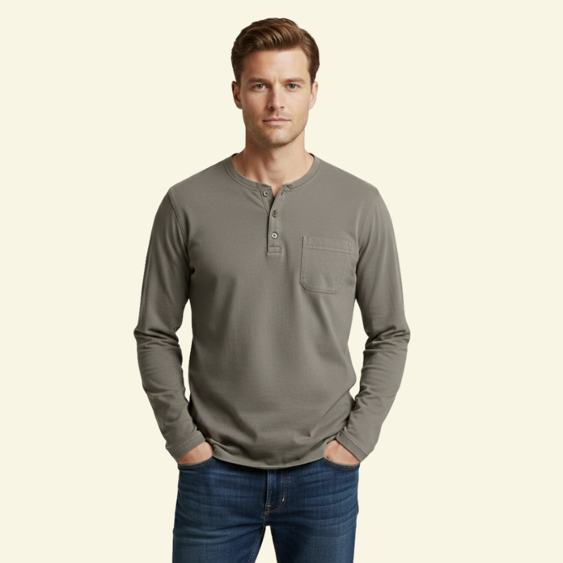 Model w beżowo-szarej koszulce Henley, ujęcie od przodu na jasnym tle.